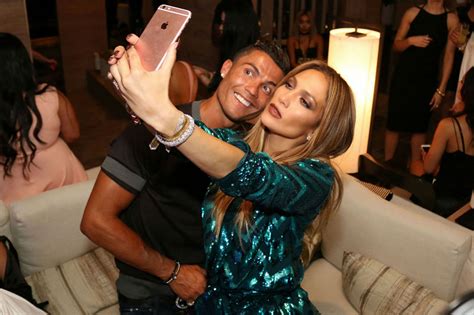 On this page injuries as well as suspensions. Vidéo : Cristiano ne peut absolument rien refuser à J-Lo ...