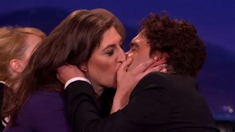 Does mayim bialik have tattoos? Mayim Bialik and Johnny Galecki recreate on-screen kiss ...