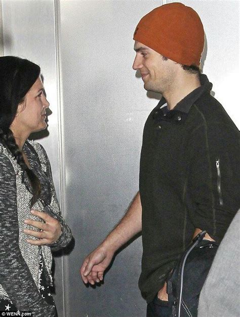 Selon les dernières nouvelles, il se pourrait que gina carano fasse une courte apparition dans le film de son chéri, man of steel, afin d'y incarner. Henry Cavill & Girlfriend Gina Carano Spotted at Heathrow ...