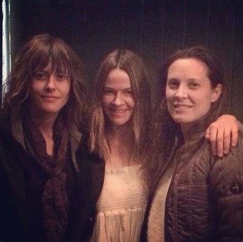 Nous pouvons souhaiter un bon anniversaire à erin daniel qui fête ses 34 ans aujourd'hui le 9 octobre ! Kate, Leisha Hailey & Erin Daniels from The L Word