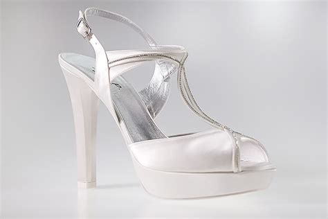 Sandalo gioiello sposa, scarpe da sposa comode, scarpe da sposa scintillante, scarpe da sposa tacco comodo, scarpe sposa estive, scarpe sposa menbur. Sandali bianchi da cerimonia Swarovski "Sara" nel 2020 | Sandali bianchi, Sandali, Swarovski