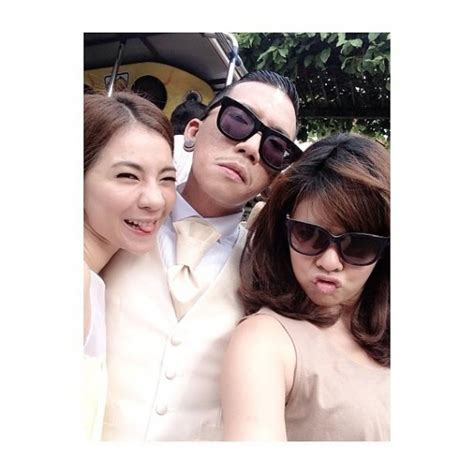 บุกบ้าน แจ๊ส ชวนชื่น สนิทเพื่อนซี้ เหมือนเป็นคู่จิ้นในโตบ้านเพื่อน 28 สิงหาคม 2557 ( 11:49 ) งานแต่งแจ๊ส ชวนชื่น - แจง สุดชื่นมื่น