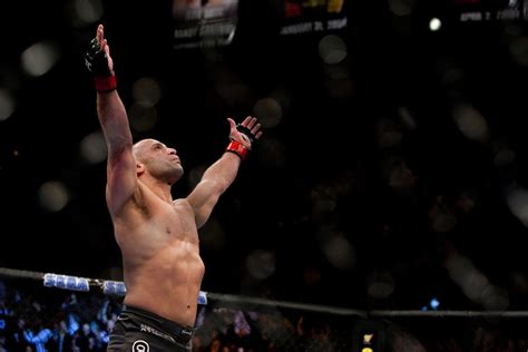 Middleweight fighter chris weidman suffered a serious fracture in his right leg at ufc 261 last night, after delivering a kick which was blocked by his opponent uriah hall just seconds into the first round. Matt Serra confesses to audio from Chris Weidman's corner ...