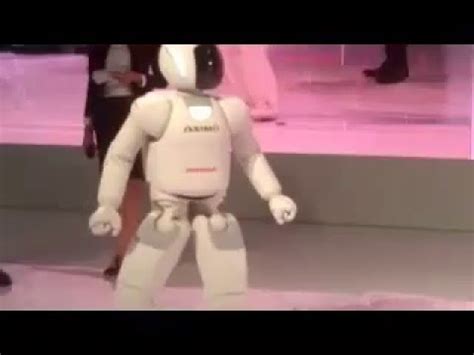 En el año 2000, después de más de una década de investigación y desarrollo, honda presentó a asimo, acrónimo de advanced step in innovative. honda humanoid robot '' ASIMO '' IN INDIA 1st time. - YouTube