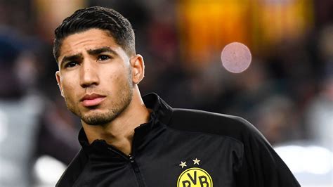 Uzun zamandır futboldan o kadar uzak kalmışım ki bu adamı yeni açılan bir mahkeme tipinin hakimi sandım resmen. Achraf Hakimi testé positif au Covid-19 - Infomédiaire