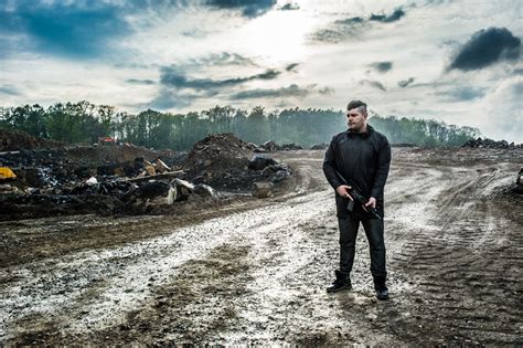 O humor da porca é fazer piada da ygona ter morrido e ainda se deu o trabalho de caçar a foto dum corpo kkkkkkkkkkkkk se fuder é mt pouco pra vcs. Gomorra 2 al via su Sky. Sollima: "Vi presentiamo l ...