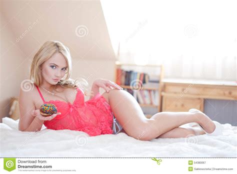 Von hinten gefickt, hardcore fick, naturtitten, deutsche amateure, deutsche gefickt, mädchen beim selber ficken kanal: Sexy Frau Auf Bett Mit Donut In Der Wäsche Stockfoto ...