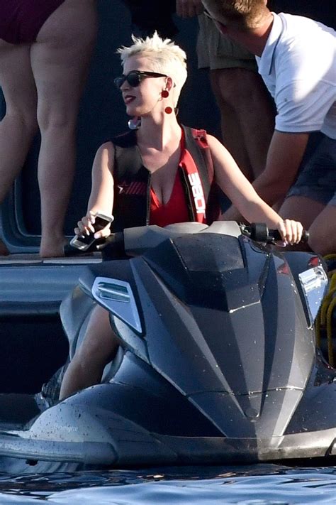 L'artista americana katy perry si trova in vacanza a capri con delle amiche e apprezza molto la ci sono dei video pubblicati su instagram a testimoniare come la popstar statunitense katy perry, in. Katy Perry Swimsuit | Hot Celebs Home