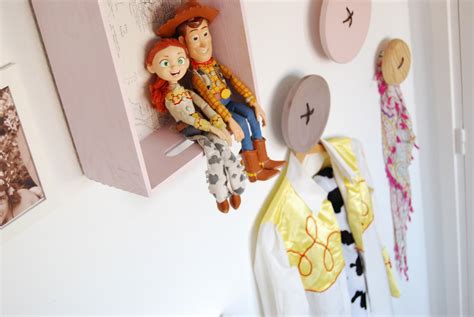 37 pesos con 48 centavos $ 37. http://www.sosunny.es/2016/01/disfraz-de-jessie-de-toy ...