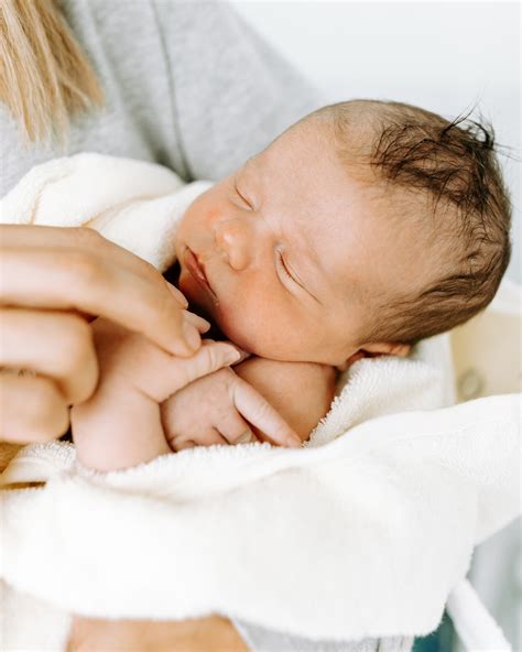 There's nothing cuter than seeing a baby splashing in the bath, soapy suds dotting his chubby folds and dimples. 5 Hacks for Stress-Free Baby Bath Time | Hello Fashion