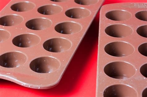 A surprisingly versatile tool which allows you to craft with materials ranging from putty to edibles, and everything else in between. Silikomart Silicone Chocolate Molds - Simplify your chocolate making - Veganbaking.net - Recipes ...