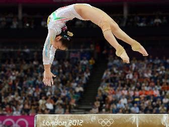 La ginnastica artistica è una disciplina della ginnastica in cui gli atleti eseguono brevi routine (che vanno da circa. RaiSport - Londra 2012 - Oro alla Deng nella trave