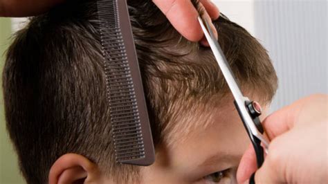 Para obtener un corte recto, solo necesitarás unas gomas para atar el cabello y peinar muy bien Cómo cortar el pelo a los niños en casa durante la cuarentena