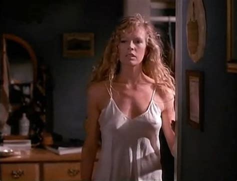 The film stars kim basinger as celeste, an extraterrestrial woman sent on a secret mission to earth, after her home planet's gravity is mistakenly disrupted by steven mills (dan aykroyd). Infumables: Mi novia es una extraterrestre.
