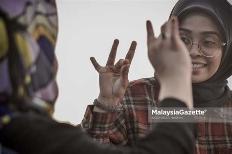Pergerakan gaji secara isyarat yang diberikan semasa csg atau ctg akan diselaraskan secara sebenar mulai tarikh pegawai melapor diri bertugas semula. LENSA MG | "PERCUMA" Belajar Bahasa Isyarat Malaysia #SIGNON