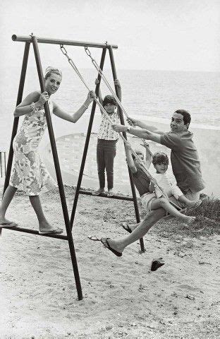 Tanto pè cantà, viale del re, me pizzica me writer: Nino Manfredi al mare con la famiglia negli Anni 60. In un ...