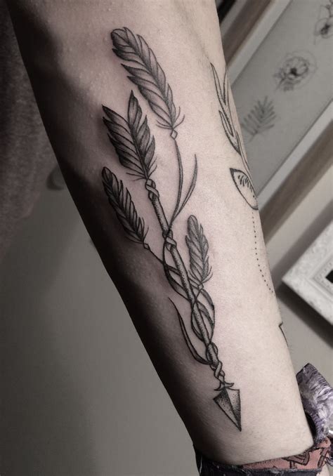 What's the arrow tattoo meaning? Arrow and feathers tattoo | Indian feather tattoos ...