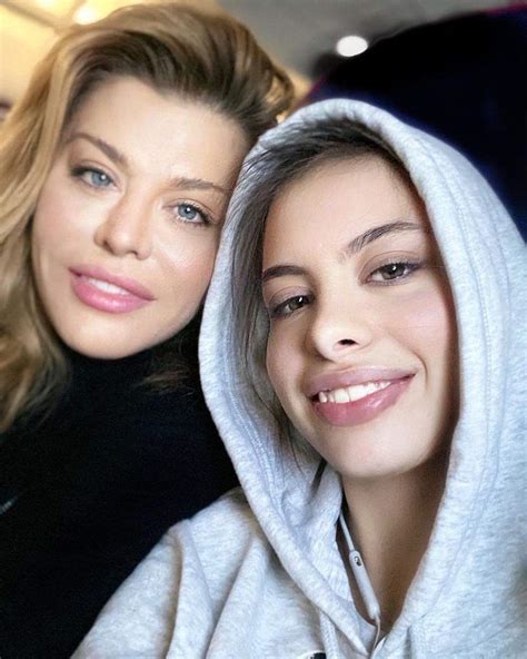 Deși nu postează frecvent imagini cu fiica sa, cu ocazia zilei de naștere a elenei, artista a făcut o postare deosebită. FOTO/ Loredana Groza, fotografie emoționantă cu fiica ei ...