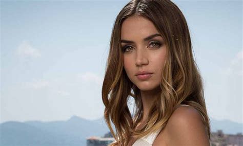 Ia mendapatkan peran dalam film berbahasa inggris. Ana de Armas Joins Daniel Craig In Rian Johnson's Knives ...