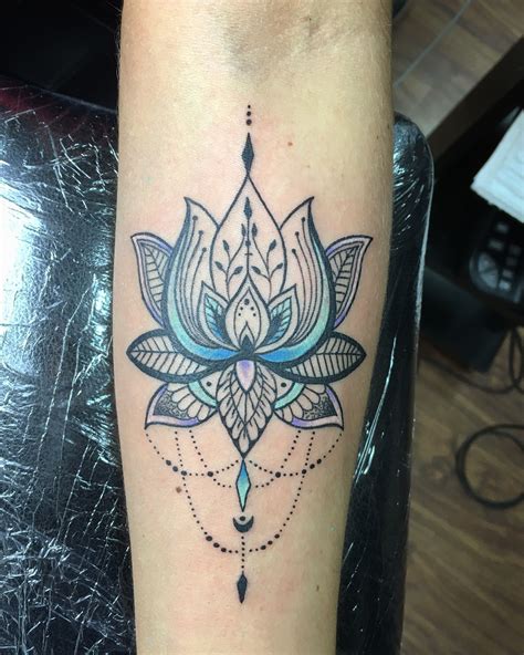 Like here this lady have a mandala tattoo in the style of a dreamcatcher tattoo. Pin by Helmeczi Csaba Heli on My Tattoo works | Mandala ...