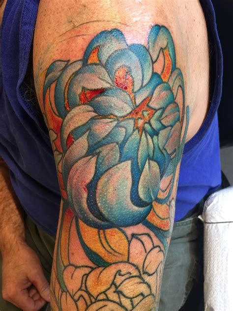 Simple chrysanthemum tattoo also symbolizes comfort, firmness, resoluteness. Pin by Gerry Fernandez on Chrysanthemum tattoos ...