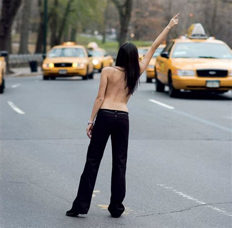 Compilation de photo drole trouver sur facebook. Их нравы: борьба за право женщин выходить на улицу с голым ...