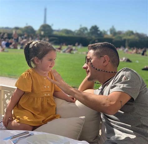 Los argentinos del psg ángel di maría y leandro paredes, junto al español ander herrera, viajaron en familia de parís a ibiza para disfrutar de algunos días de playa y del verde de la residencia donde. El amor platónico del hijo de Paredes