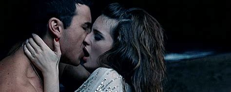 جسم نار +18 اغراء جامد رغده اغراء مع احمد ذكى اغراء ساخن جدا قمة الإثارة من فيلم عربي ممنوع من العرض لايك للفيديو وعمل سبسكرايب. صور بوس متحركه اوضاع رومنسية ساخنة للمرتبطين