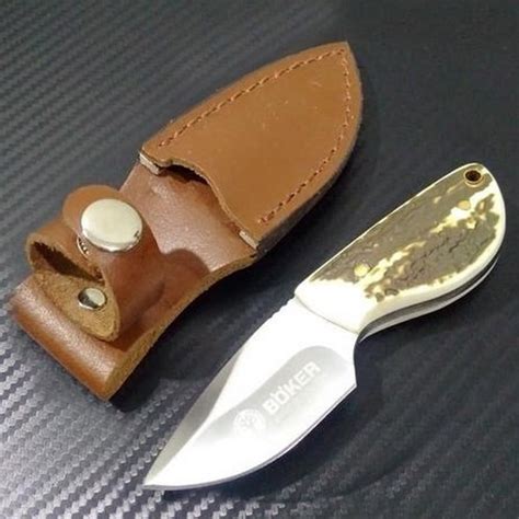 Anda akan melihat potongan logam menghalangi pisau. Pisau Boker Big Thumb Skinner