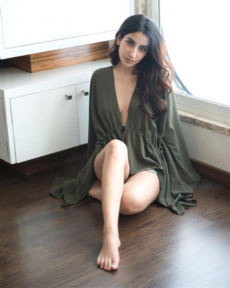 Featured here are indian heroines or hindi actress feet,toes & legs. Beauty Galore HD : Parul Gulati Has Very Cute Feet