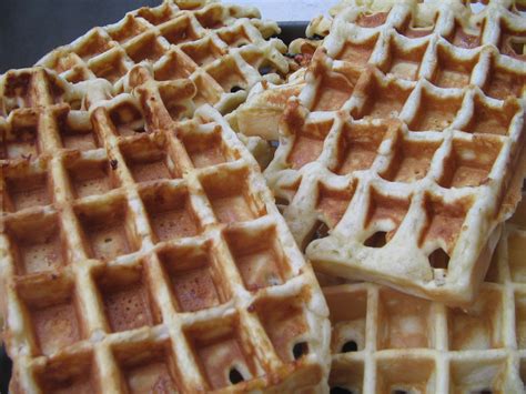 (cuisine) type de pâte fermentée à la levure avec cannelle comme une gaufre de chasse, mais avec du sucre perlé. La tambouille de la Petite Mu: Les gaufres liégeoises de la Petite Mu (mise à jour le 03/03/2014)