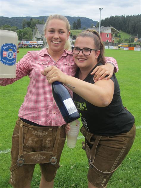 Heute gibt es unter den italienern in vorarlberg jedoch kein lazio, as roma, ac milan, inter mailand oder juventus turin. KVF-Frauen Cupfinale... Tatjana Sabitzer beim Feiern ...