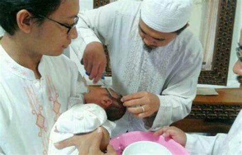 Sunnah rasulullah s.a.w dalam menyambut kelahiran bayi. Dalam Islam, Ini 7 Hal Yang Perlu Dilakukan Pada Bayi Baru ...