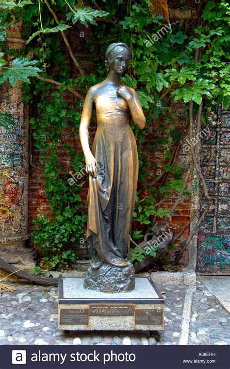 Buchen sie ihre ferienwohnung ganz schnell online. Julia Bronze Statue, Italien Verona Casa Capuleti Haus von ...