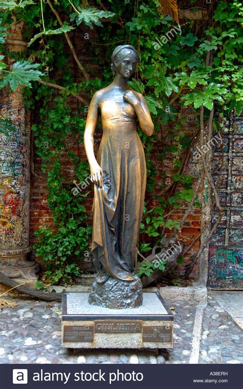 Il nostro shop è nel cortile della casa di giulietta, di fronte al suo balcone. Julia statua in bronzo, Italia Verona Casa Capuleti Casa ...