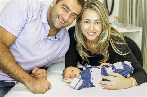 Gemini.find out carla fachimnet worth 2020, salary 2020 detail bellow. Carla Fachim passa Páscoa com filho em casa - Entretenimento
