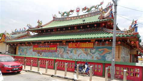 The temple houses buddhist, hindu and taoist deities, and a muslim kramat (shrine) within its premises. FREELITTLEBRAIN: Miri Tua Pek Kong Temple