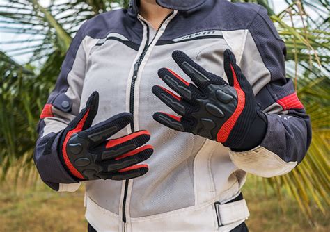 Looking at the dainese tactic glove from the chic italian brand it is all too easy to think where has all my thirty five quid gone. Dainese Air Frame motorcycle gloves review - SBSMag