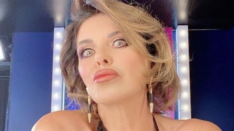 Età, altezza, figlio, ex fidanzati, successo in tv e al cinema, segreti. Alba Parietti: "Per Francesco è stata difficile essere mio ...