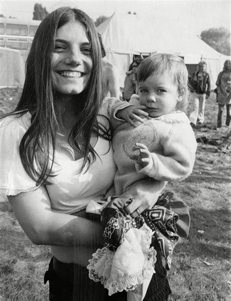 Lots of international pop, indie and metal acts are attracted to the festival from the libertines, foo fighters and blink 182 to pulp, muse and kings of leon. Photos Of The Reading Festival In The 1970s - Flashbak