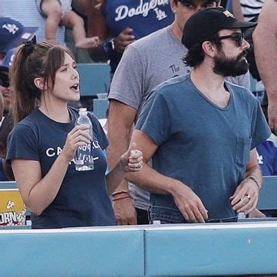 The couple got together at the beginning of 2017 and it was reported that they got. 25/08 - Elizabeth Olsen e Robbie Arnett no jogo dos ...