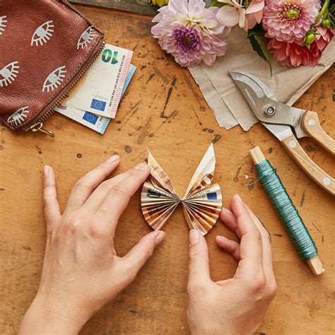 Hier lernst du, wie aus geldscheinen eine schachtel gefaltet wird. Origami-Schmetterling als Geldgeschenk. DIY-Anleitung ...