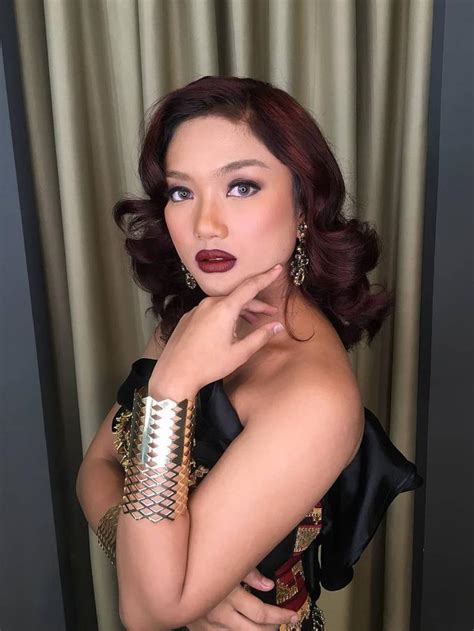 Warna baju merah memiliki makna agresif, impulsif, hasrat, keberanian, dan di saat yang bersamaan juga melambangkan sensualitas. Marion Jola, Tara Basro dan 2 Artis Cantik yang Berkulit ...