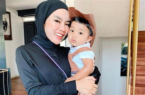 Gambar tangan diinfus di rumah sakit foto. Posting Foto Tangan Anak Diinfus, Medina Zein Minta Doa ...
