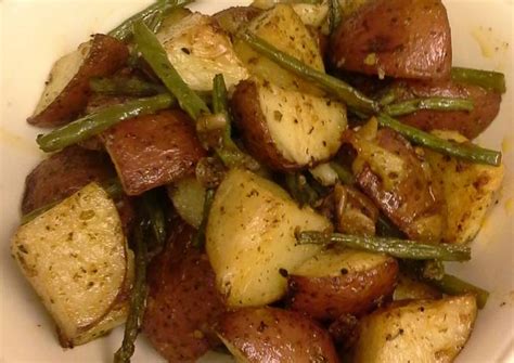 Oven, microwave, and slow cooker. Roasted Garlic Red Potatoes with Green Beans Recipe by Faith - Cookpad