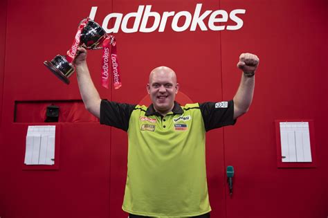 Lange zeit nahmen 128 spieler daran teil, welche sich in mehreren uk open qualifikationsturnieren durchgesetzt haben. Ladbrokes UK Open glory for nine-dart Van Gerwen | PDC