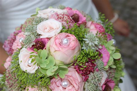 Hat man viele lila blumen und pflanzen im garten so trägt auch dies zum wohlbefinden und der entspannung bei. Wunderschöner Brautstrauß mit Freilandrosen ...