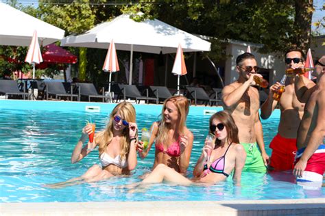 We have many years of experience servicing the entertainment needs of large conventions, corporate parties, hospitality suite and other indoor or outdoor parties. 7 Pool Birthday Party Essentials | 🥇 Private Party Pool ...