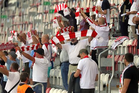 Pomimo porażki piłkarze z niecieczy. Zobaczcie jak kibice ŁKS dopingują swój zespół w meczu z ...