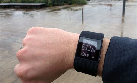 Unlike the fitbit zip and the fitbit flex that came before it, the surge shuns the traditional activity tracker band form factor and it's definitely more smartwatch than fitness tracker. Test du Fitbit Surge : une montre connectée pour sportifs